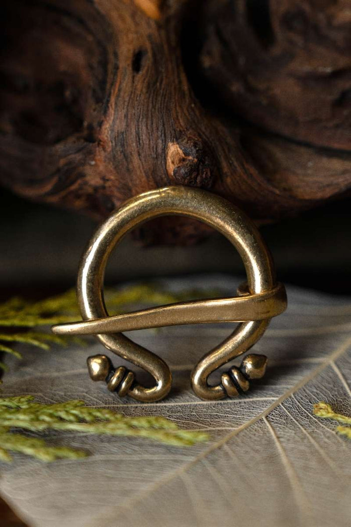 Petite fibule romaine oméga, en bronze