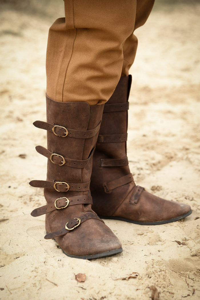 Stövlar med spännen, bruna