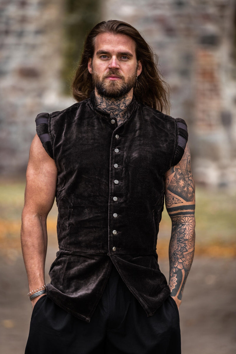 Aksamitny dublet z metalowymi guzikami, brązowy