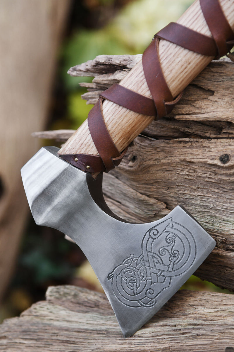 Hacha vikinga, tipo D, grabada, semi-afilada