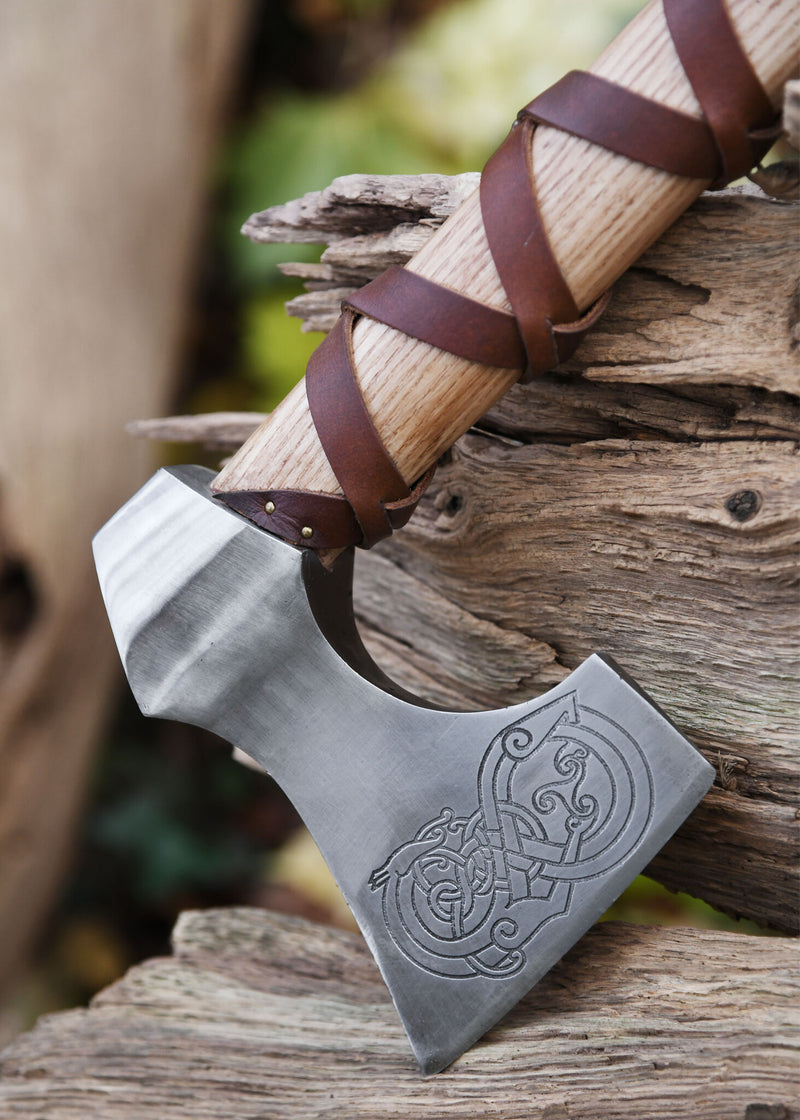 Ascia vichinga, tipo D, incisa, semi-affilata