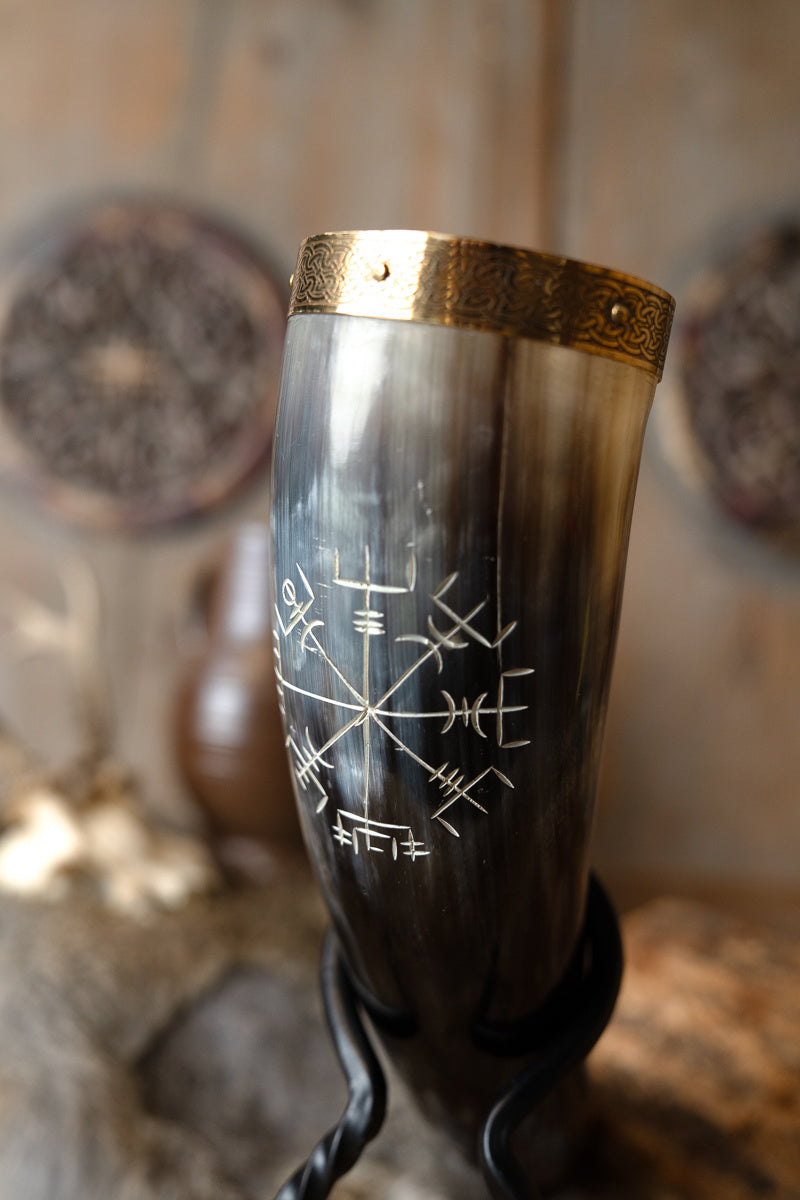 Corne à boire avec vegvisir et ferrures en laiton, 300-500 ml