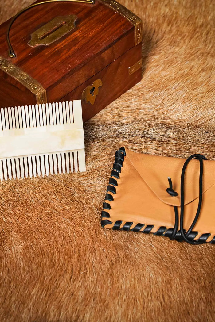 Peine medieval de hueso con bolsita de cuero