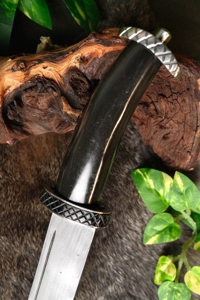 Couteau sax court sombre, semi-tranchant