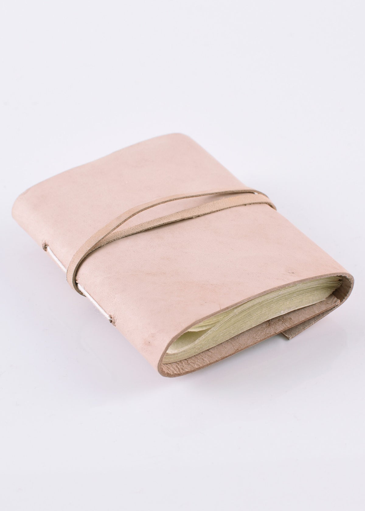 Liten anteckningsbok med läderomslag