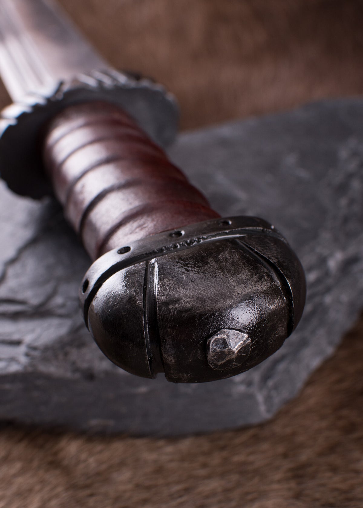 Seax do século IX com punho de couro, semi-afiado