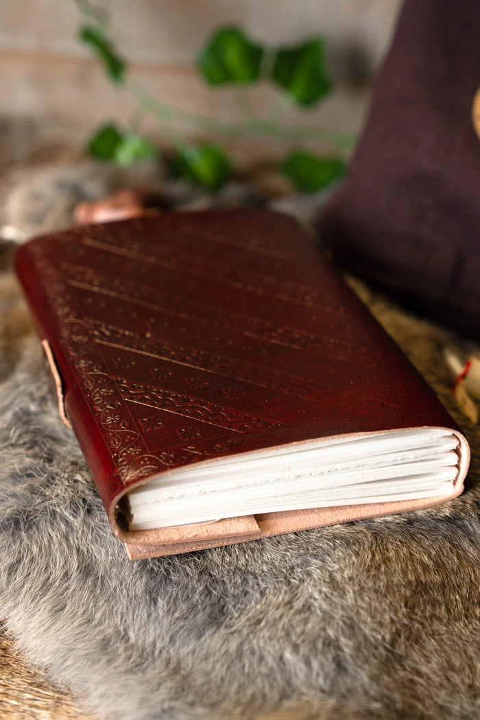 Leren boek Yggdrasil met slotje