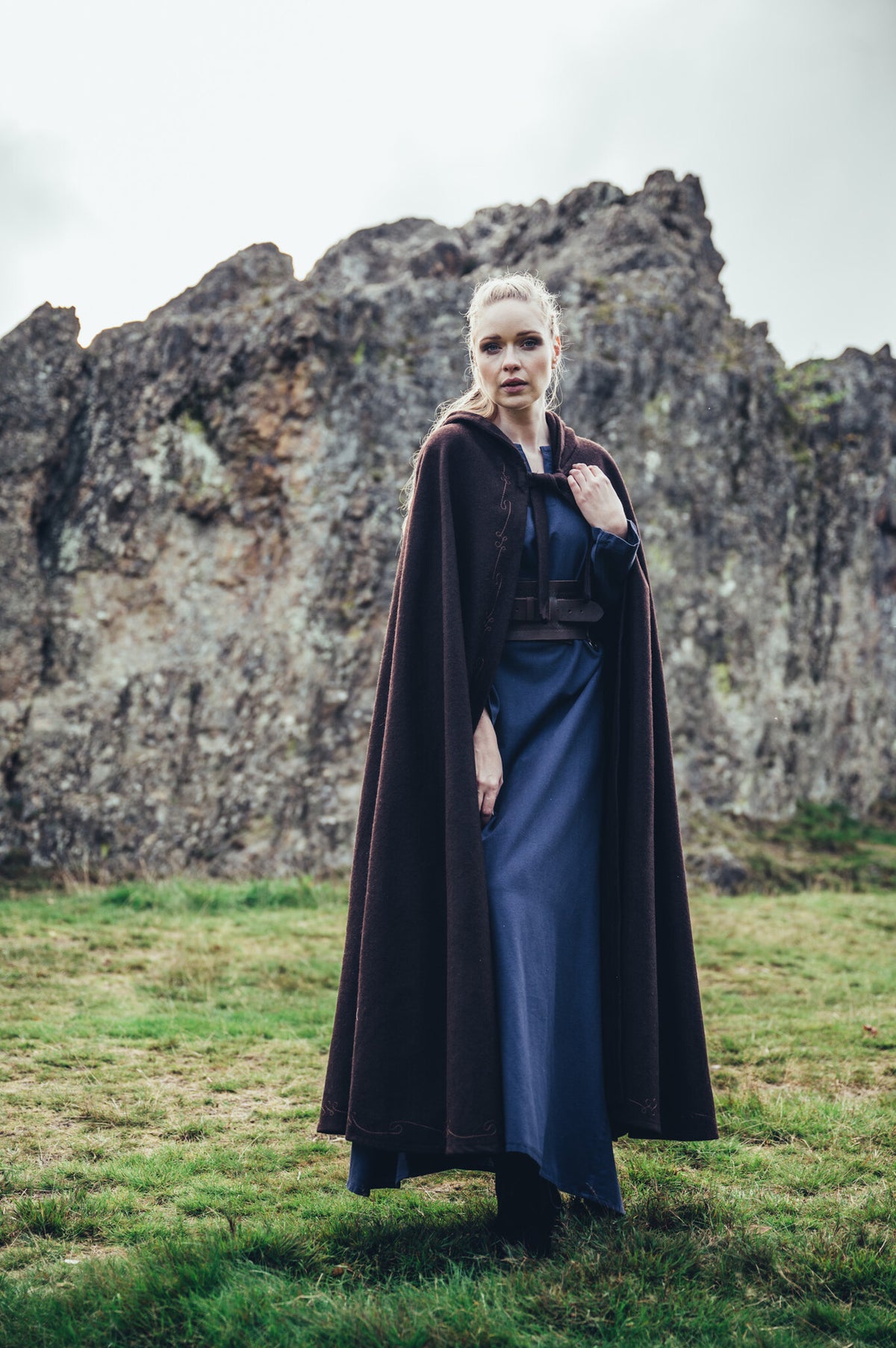 Manto bordado Damia, mezcla de lana, marrón