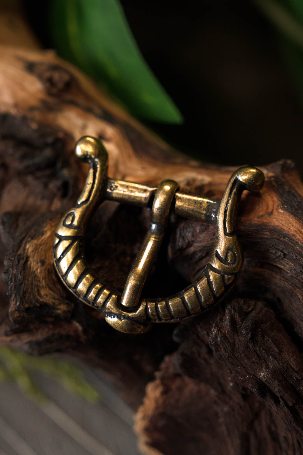 Vikinggesp met gestyleerde vogels