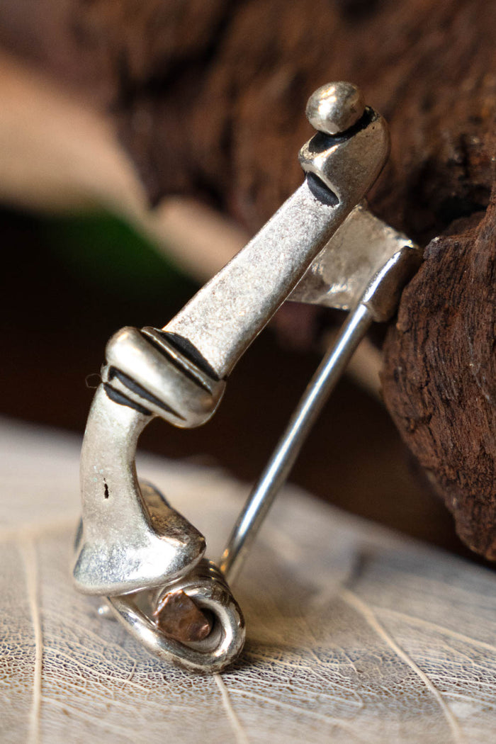 Fíbula de ballesta de Lîmes (40–70 d.C.), bronce plateado