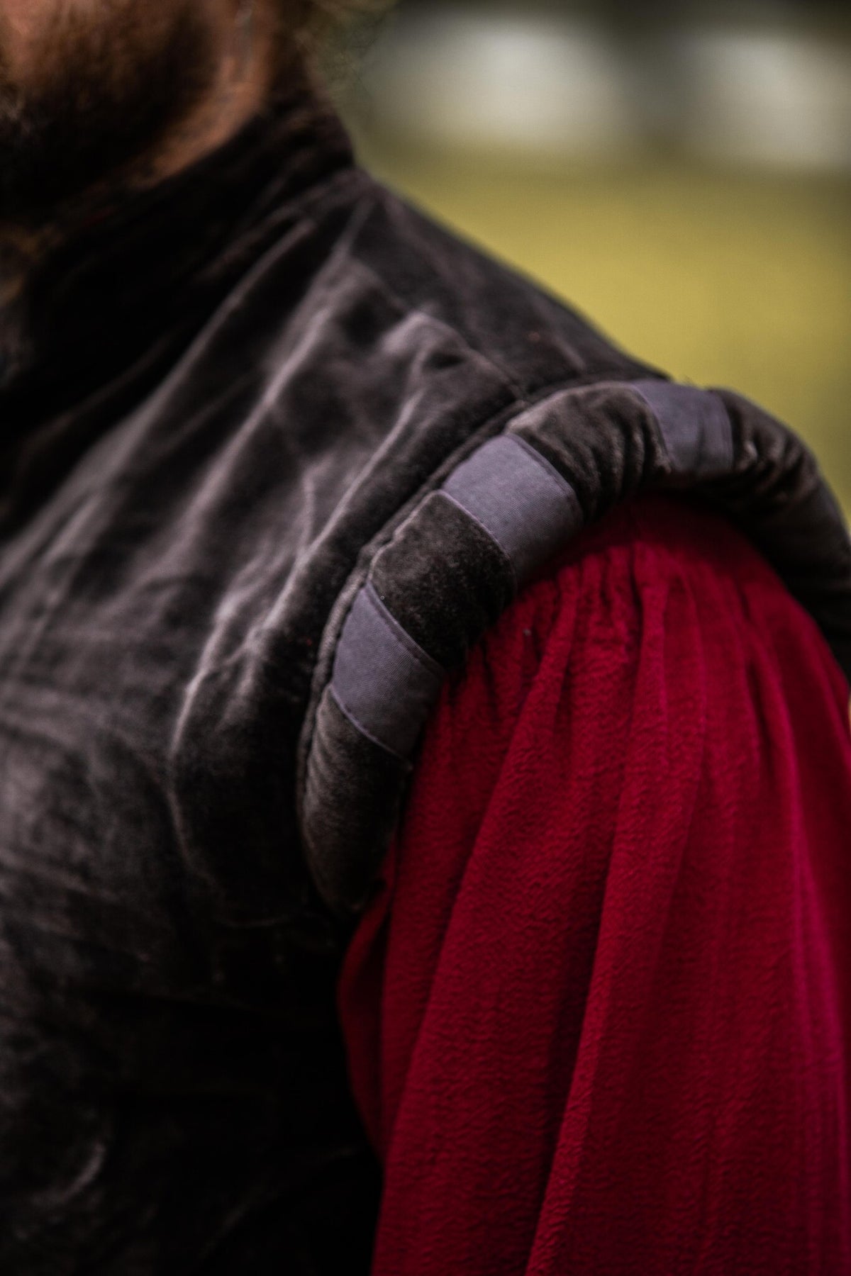 Pourpoint en velours à boutons métalliques, brun