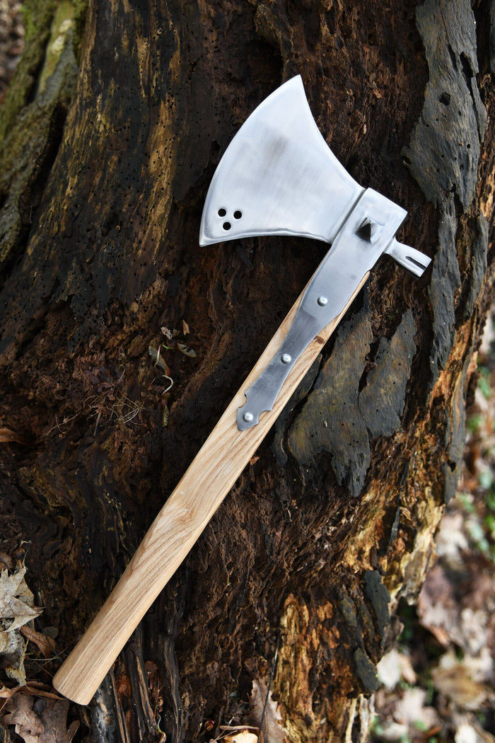 Battle axe with hammer head, 16th century, semi-sharp