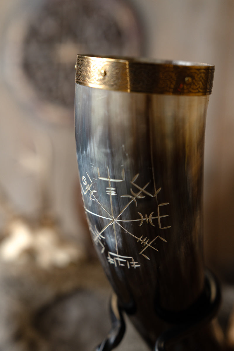 Drinkhoorn met vegvisir en messingen beslag, 300-500 ml