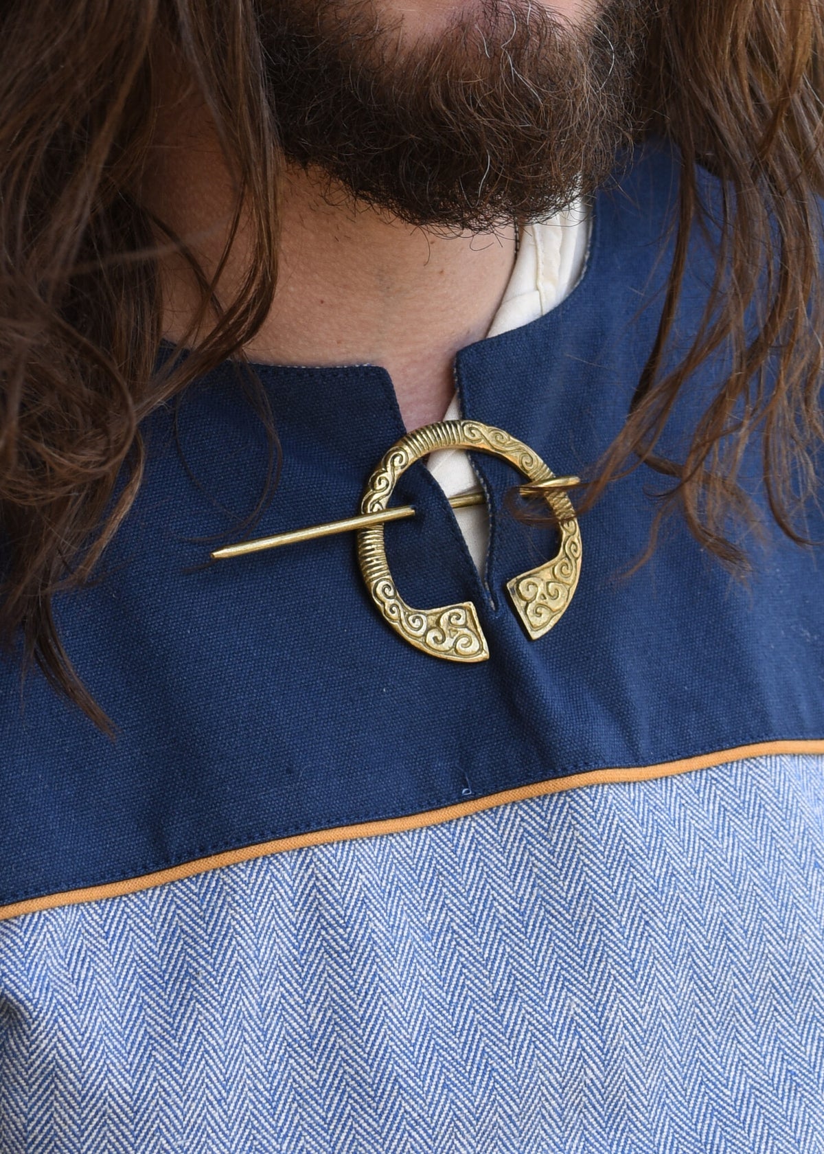 Fíbula irlandesa, latón