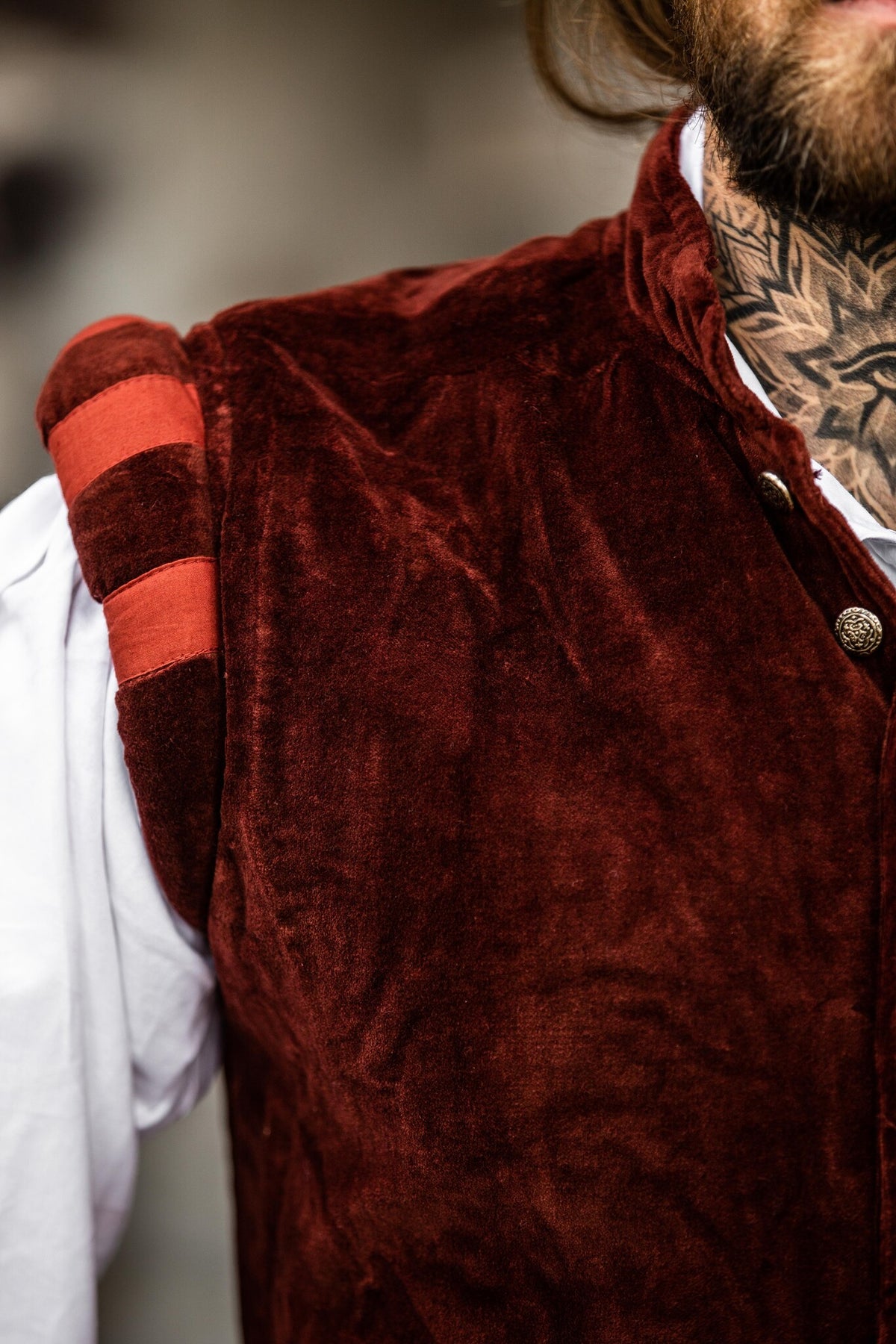 Fluwelen doublet met metalen knoopjes, rood