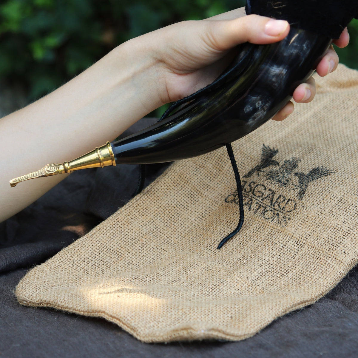 Corno da bere Odin con supporto in cuoio, 300–500 ml