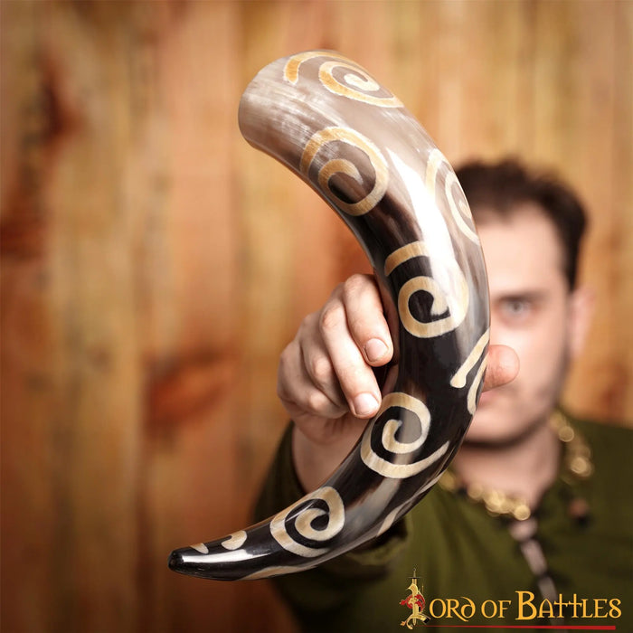 Forhistorisk drikkehorn med spiralornamentik, 300–500 ml