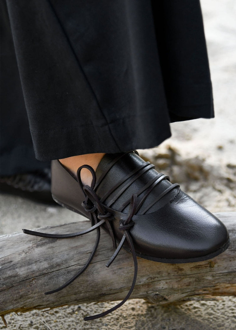 Scarpe medievali con lacci, marroni