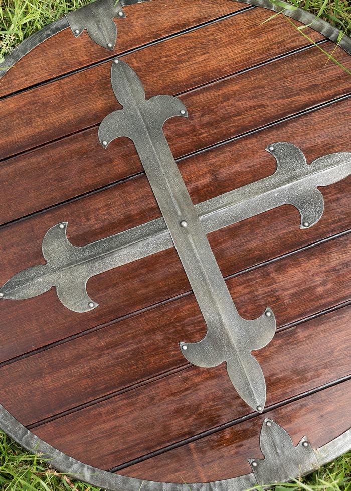 Escudo redondo de madera con cruz