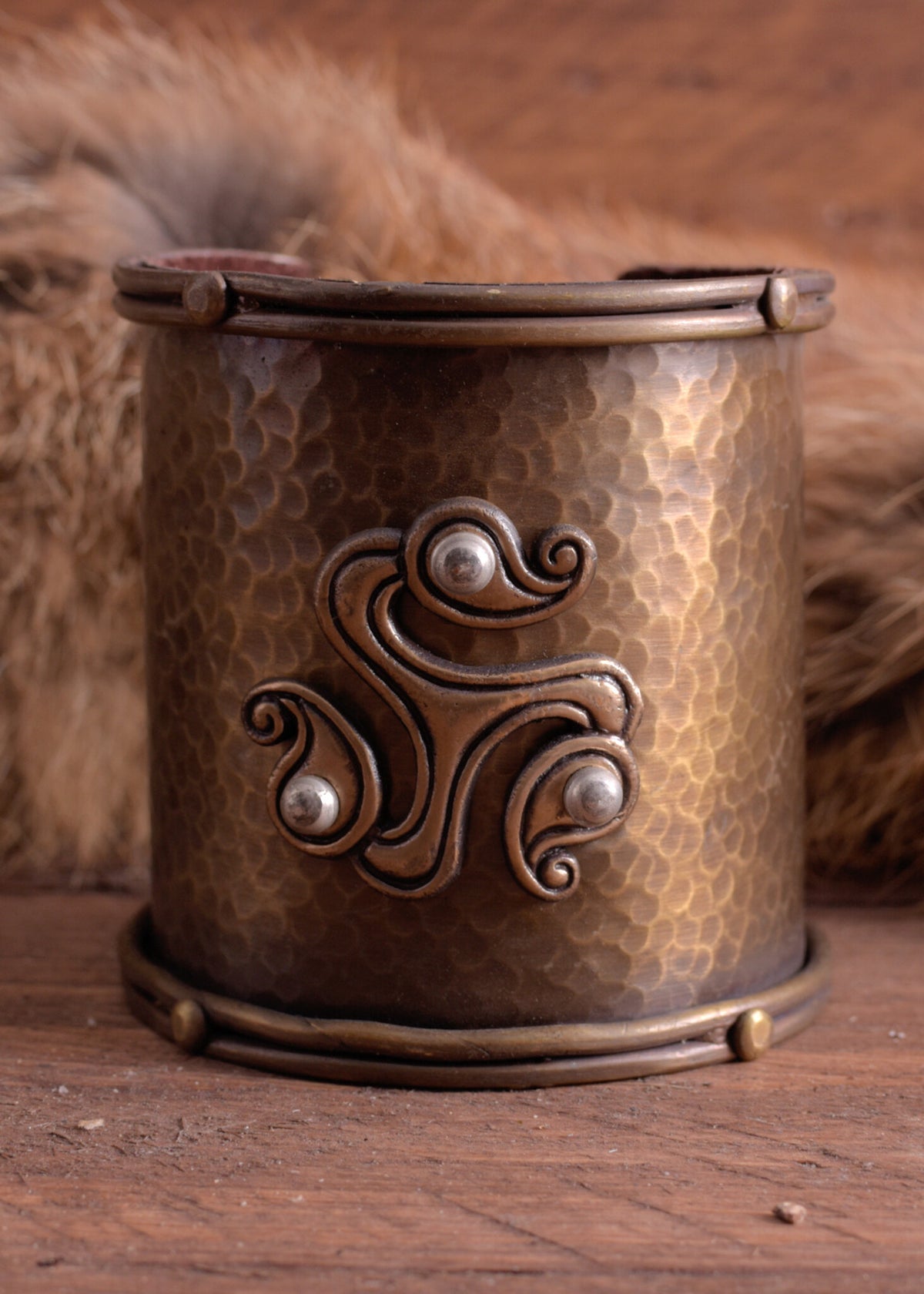 Brazalete celta con triskelion, latón