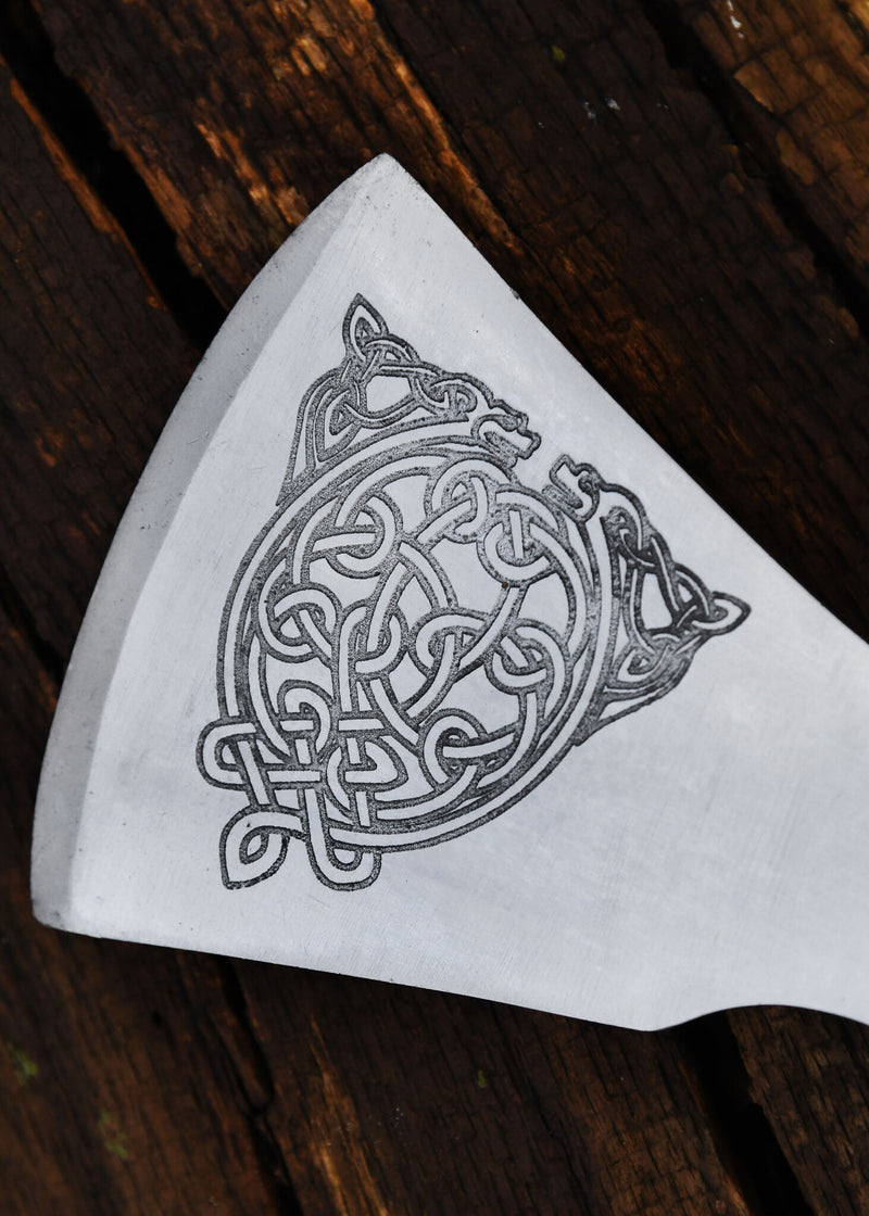 Hacha vikinga, tipo F, grabada, semi-afilada