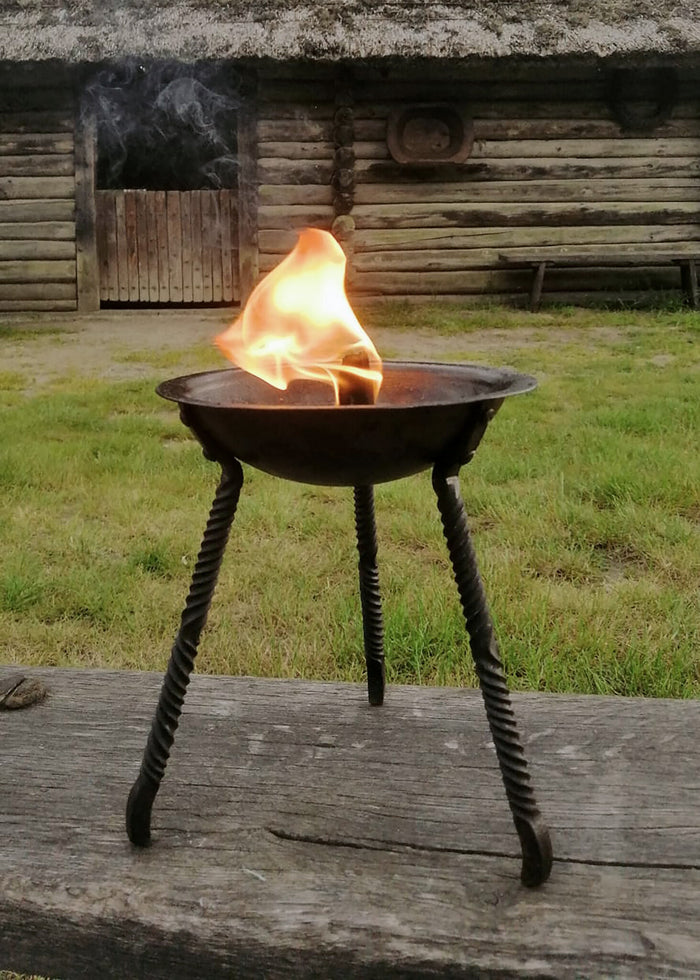 Małe palenisko ogrodowe na nogach