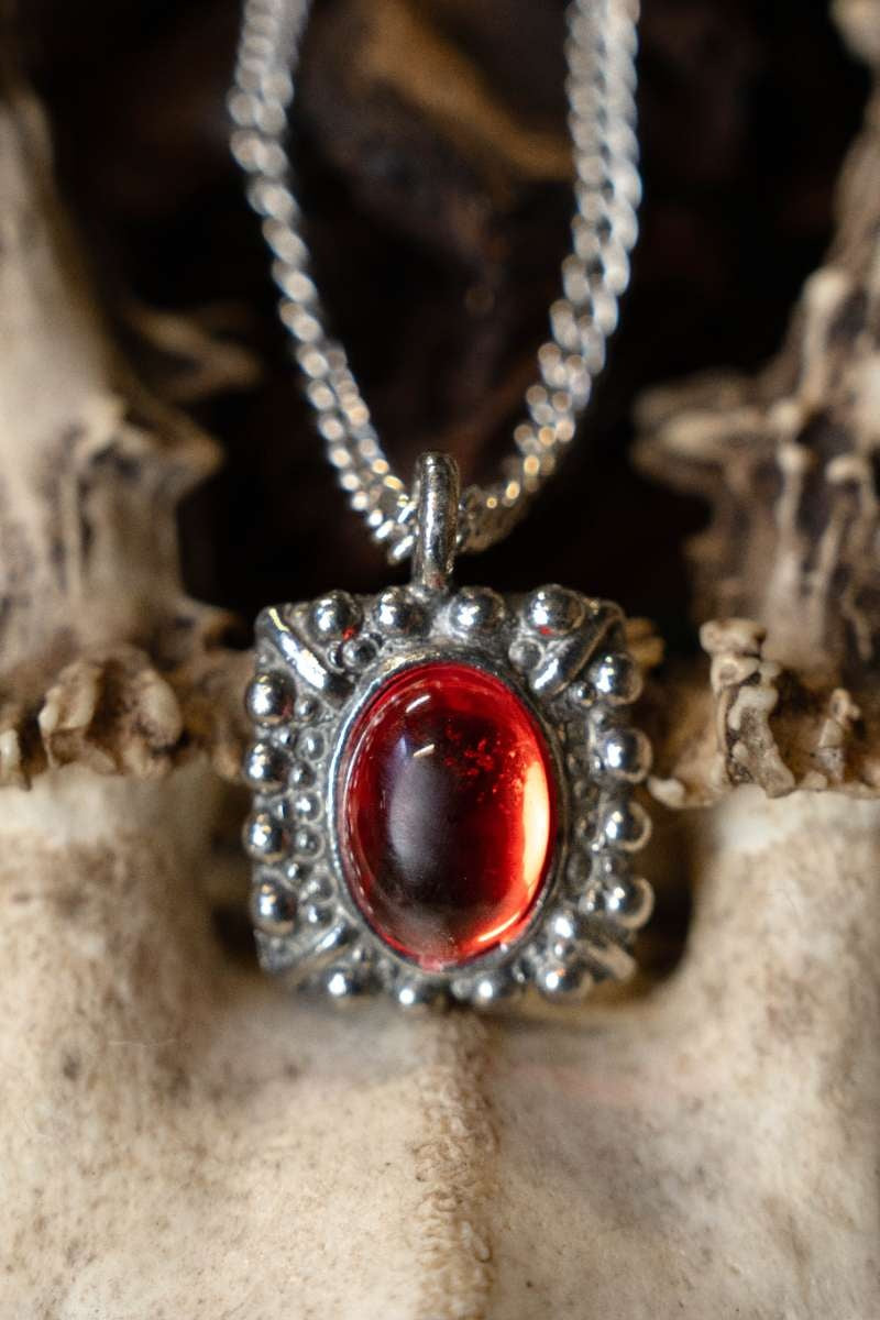 Tudor Kette Elizabeth, roter Edelstein, versilberte Bronze