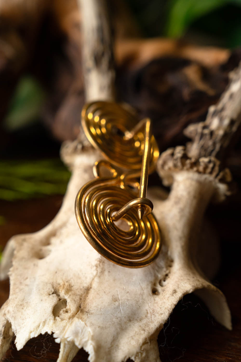 Spiral shaped spectacle fibula, brass