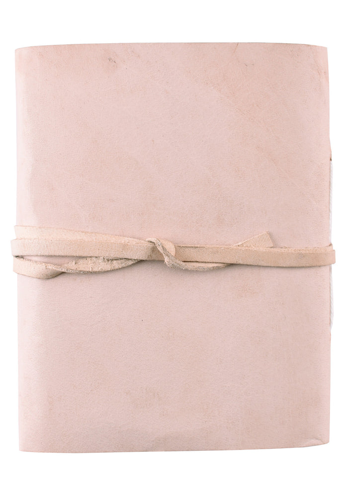 Liten anteckningsbok med läderomslag