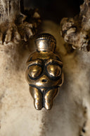 Amuleto de la diosa madre de Willendorf, bronce