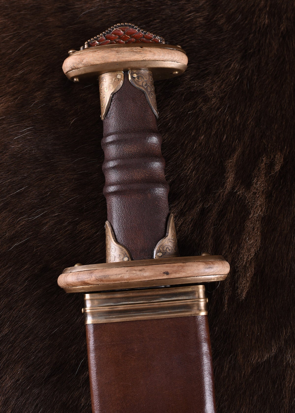 Sutton Hoo zwaard met emaille, semi-scherp