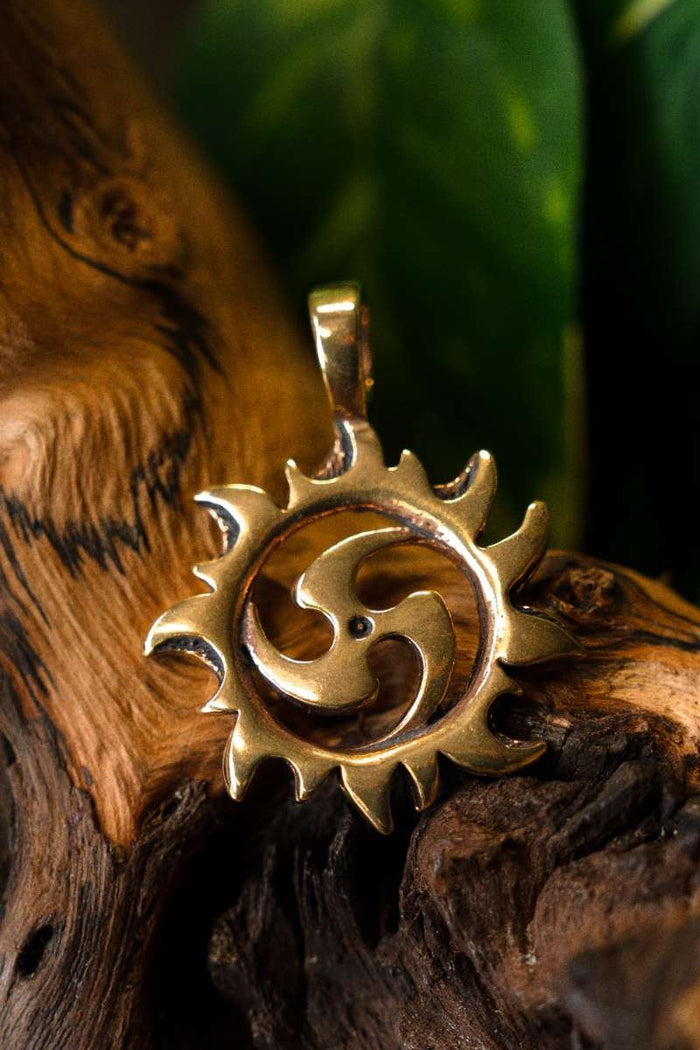 Pendentif triskelion avec soleil, bronze