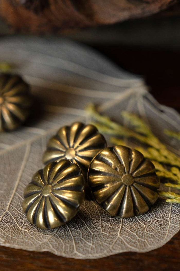 Mittelalterlicher Riemenbeschlag mit Rosette, Satz mit 5 Stück, Messing