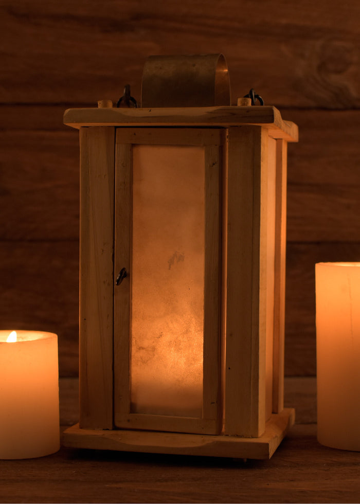 Lanterne en bois avec fenêtres en parchemin