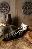 Prehistoryczny róg do picia z motywami spiralnymi, 300–500 ml