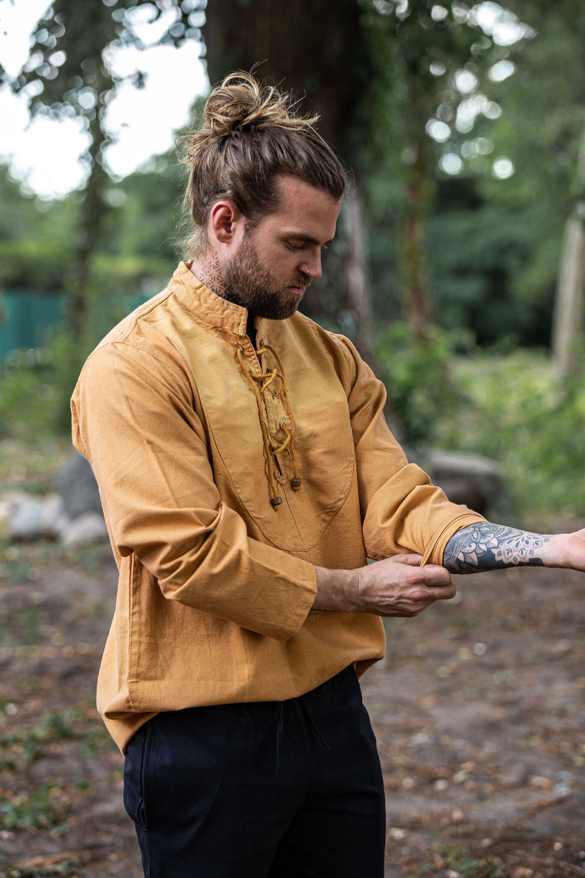 Chemise tissée à la main, miel