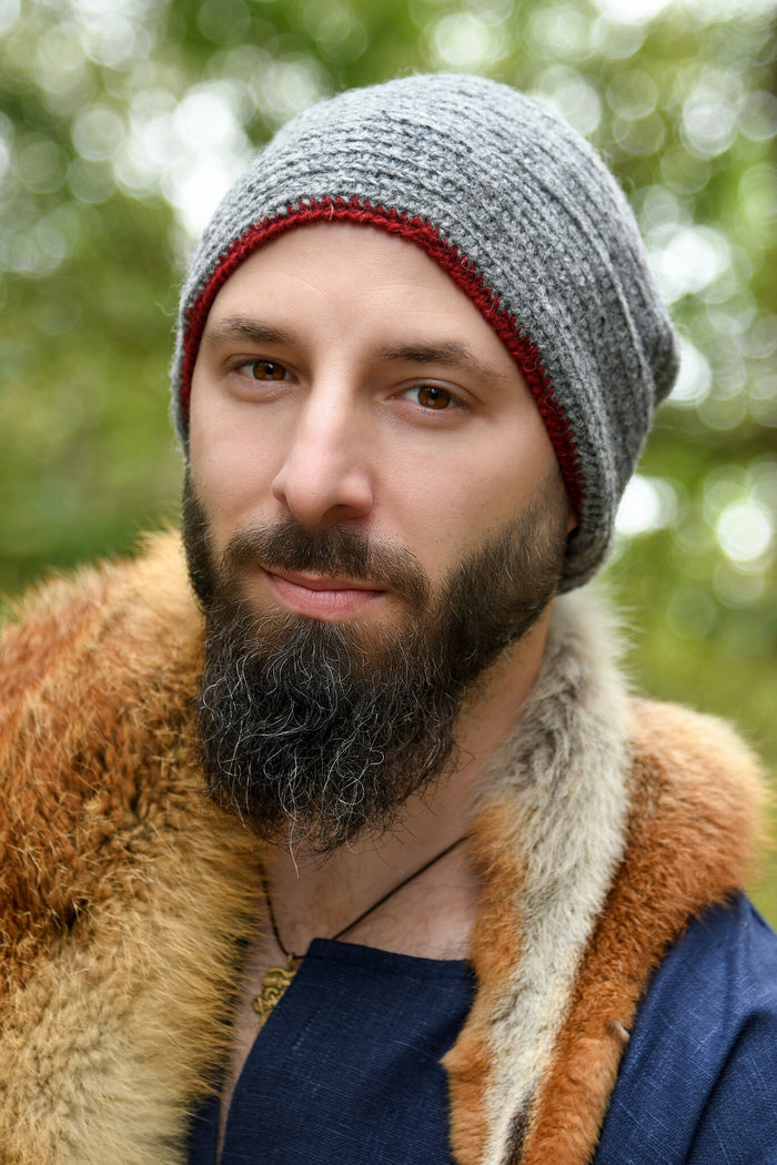 Berretto lavorato a uncinetto, 100% lana, grigio – rosso vino