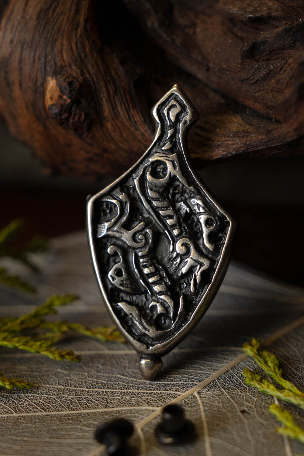 Extrémité de ceinture en forme de bêtes rubanées, couleur bronze