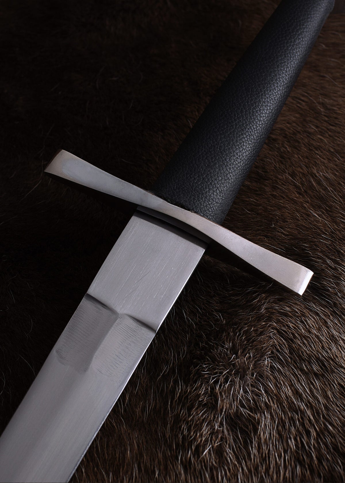 Średniowieczny miecz jednoręczny, półostry