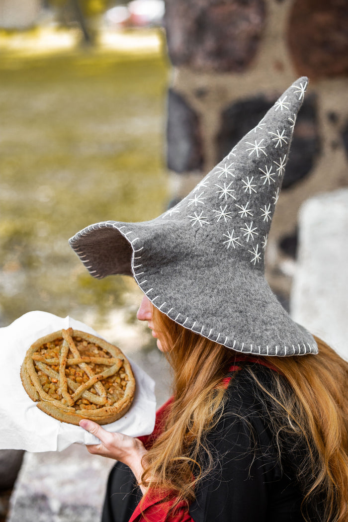 Chapeau de sorcière avec étoiles, gris, feutre de laine