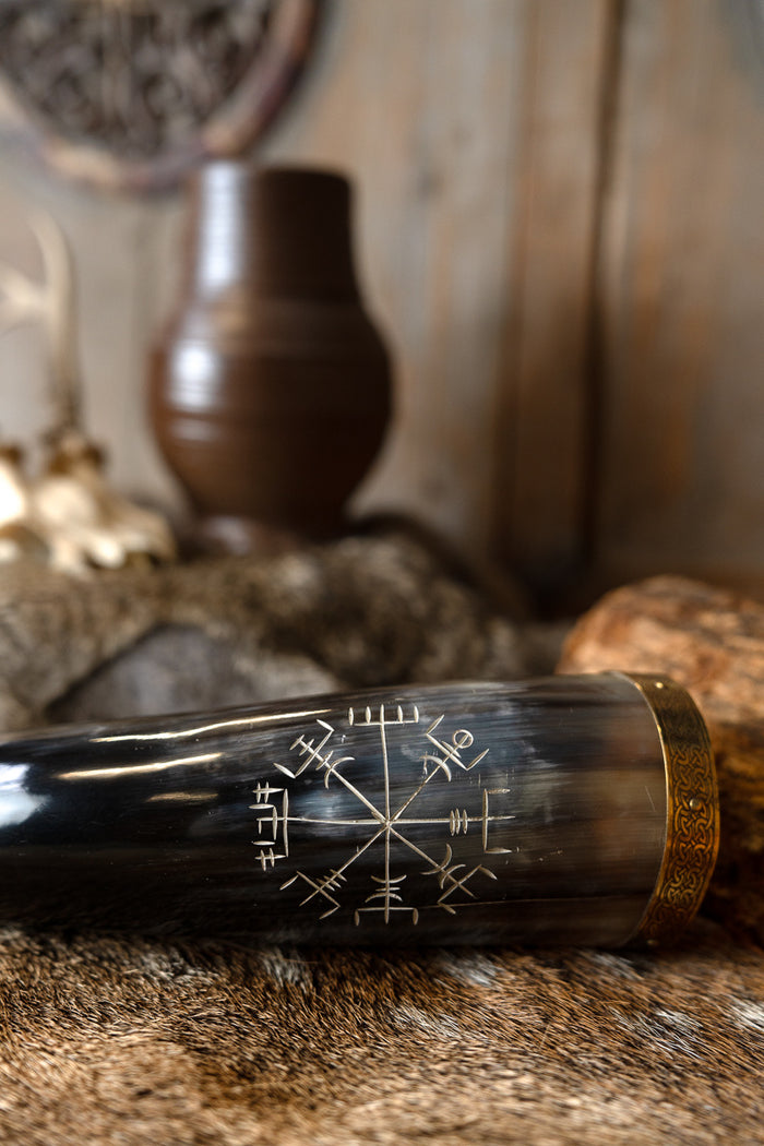 Drinkhoorn met vegvisir en messingen beslag, 300-500 ml