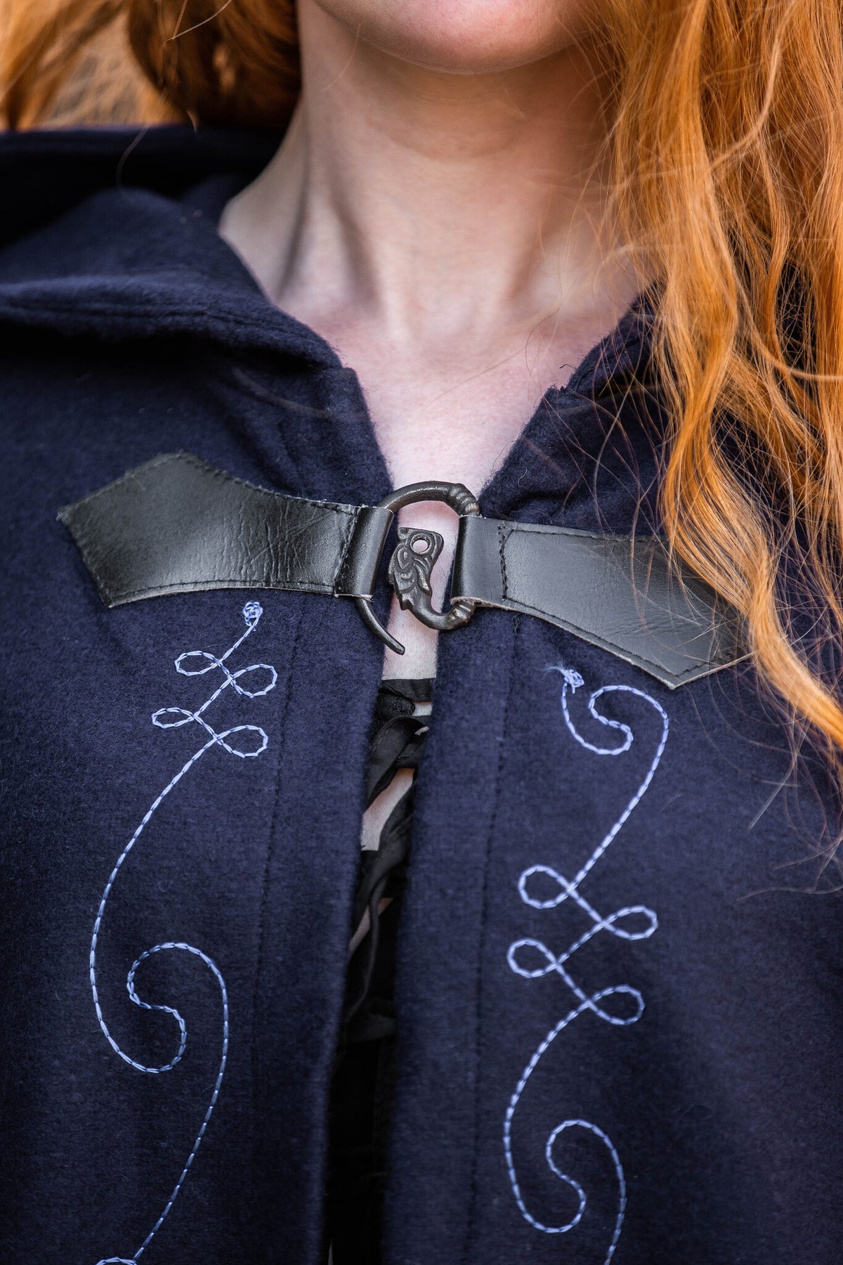 Bestickter Mantel Damia mit Schließe, Wollmischung, blau