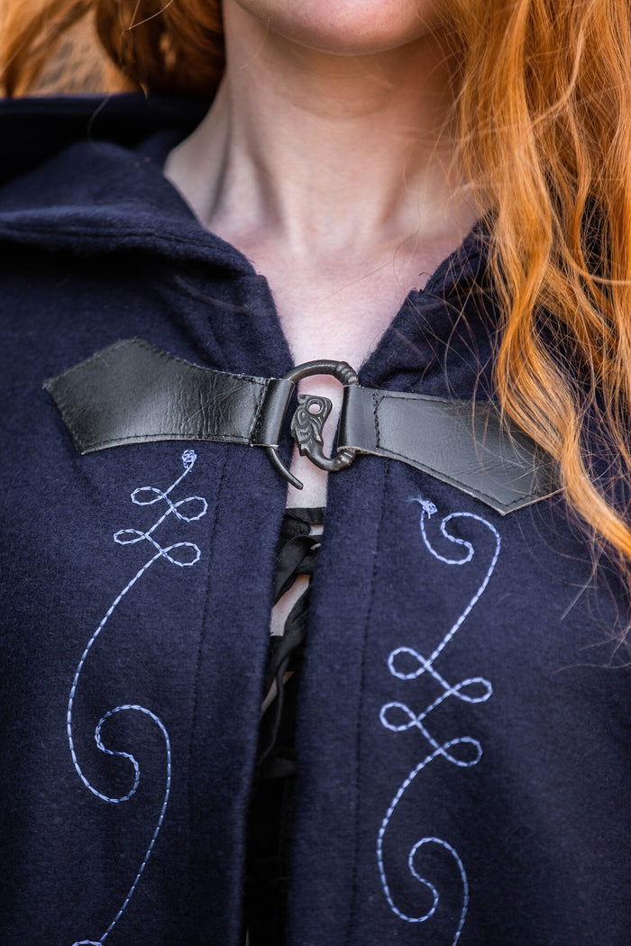 Bestickter Mantel Damia mit Schließe, Wollmischung, blau