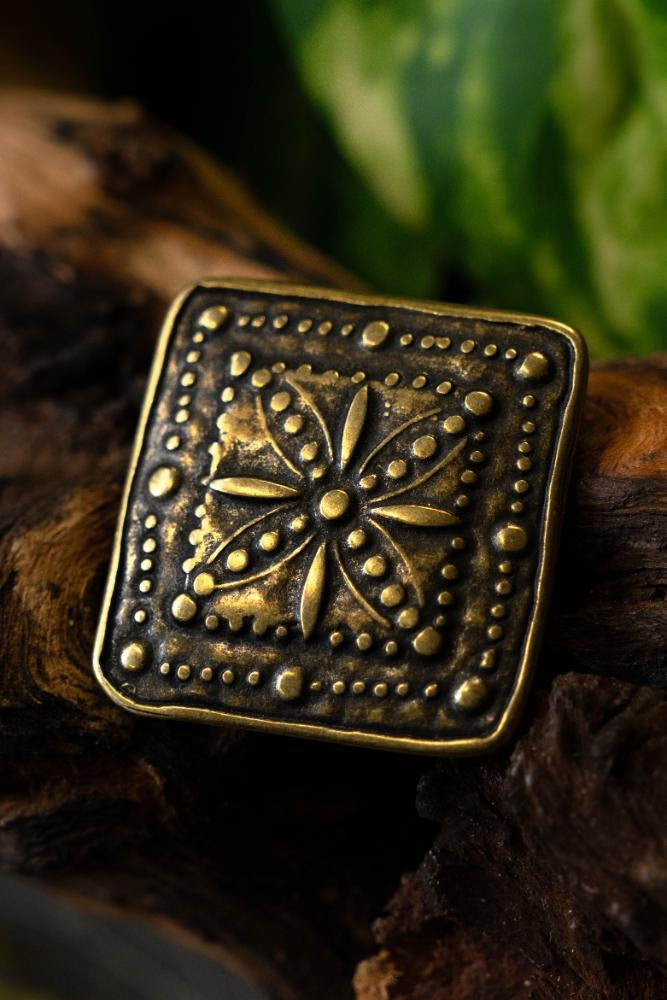 Bältbeslag blomma, set om 5, 1500-tal, brons