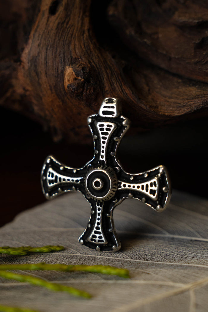 Cuthbert-kors, forsølvet bronze