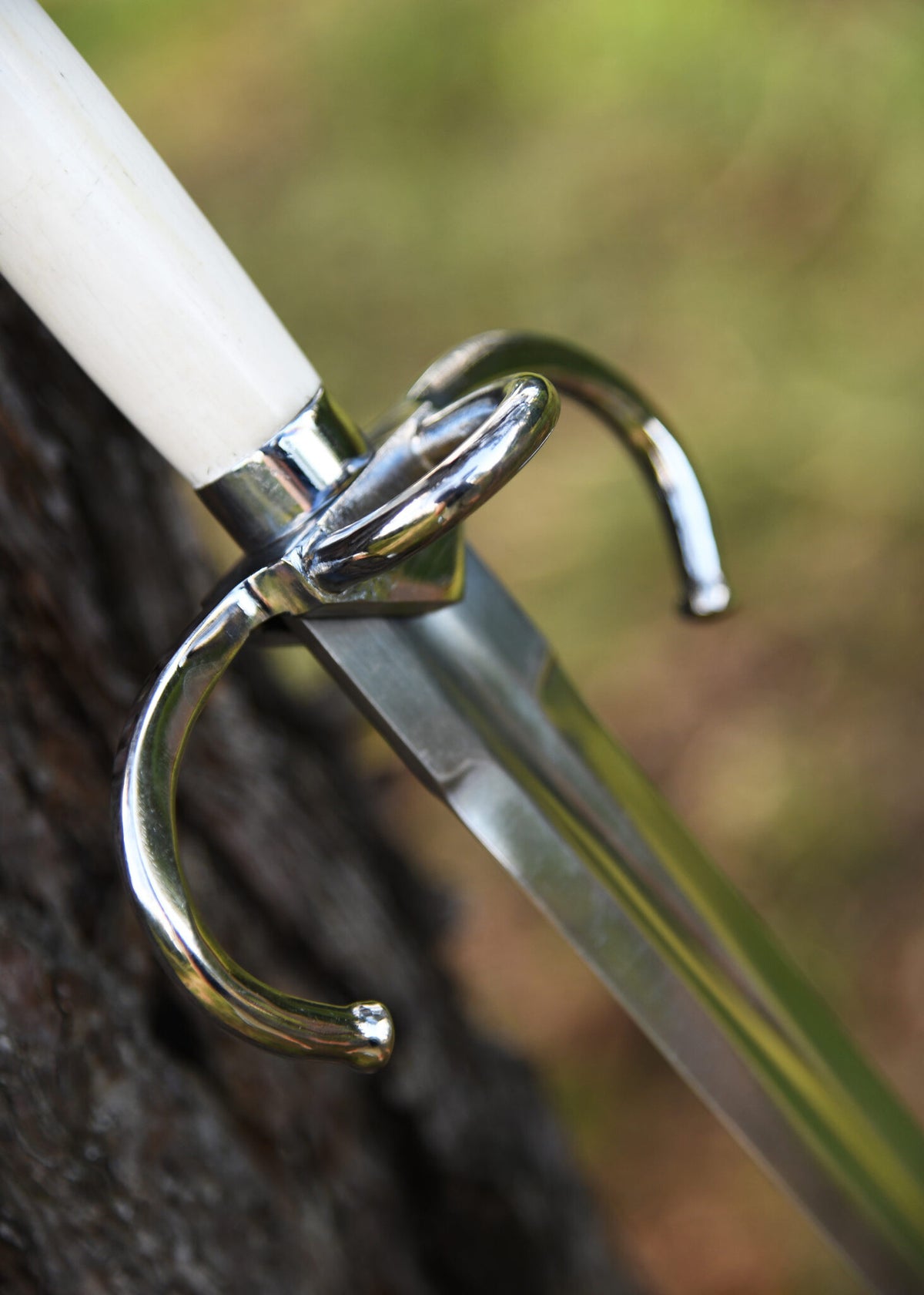 Main gauche med benhåndtag, halvskarpt