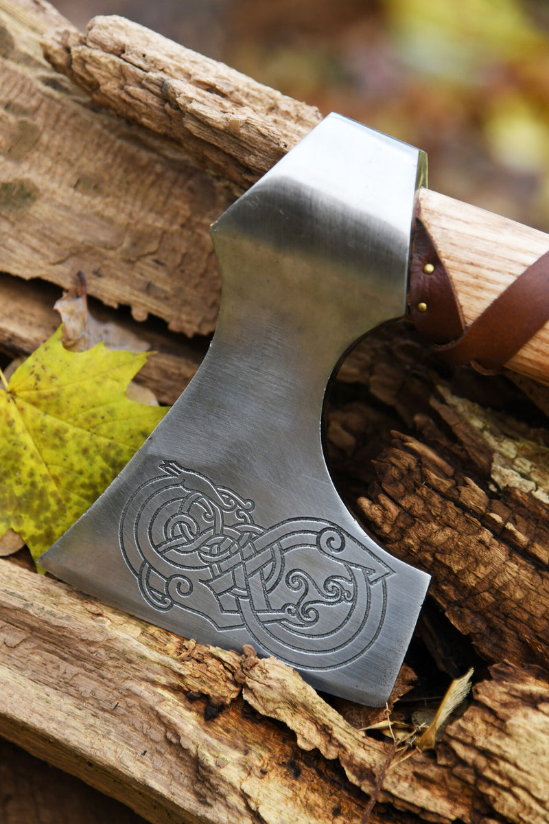 Hacha vikinga, tipo D, grabada, semi-afilada