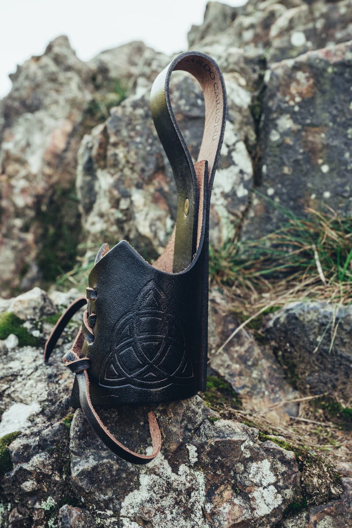 Drinking horn holder Triquetra, black