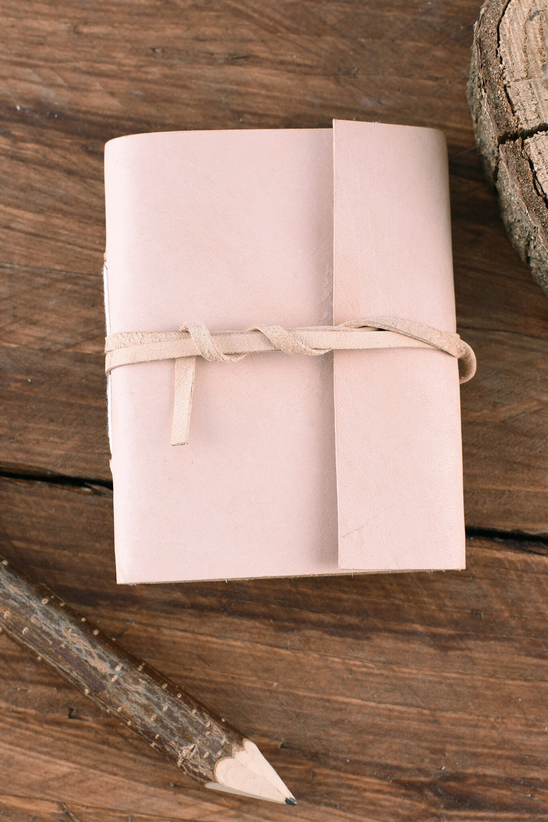 Kleines Notizbuch mit Lederumschlag