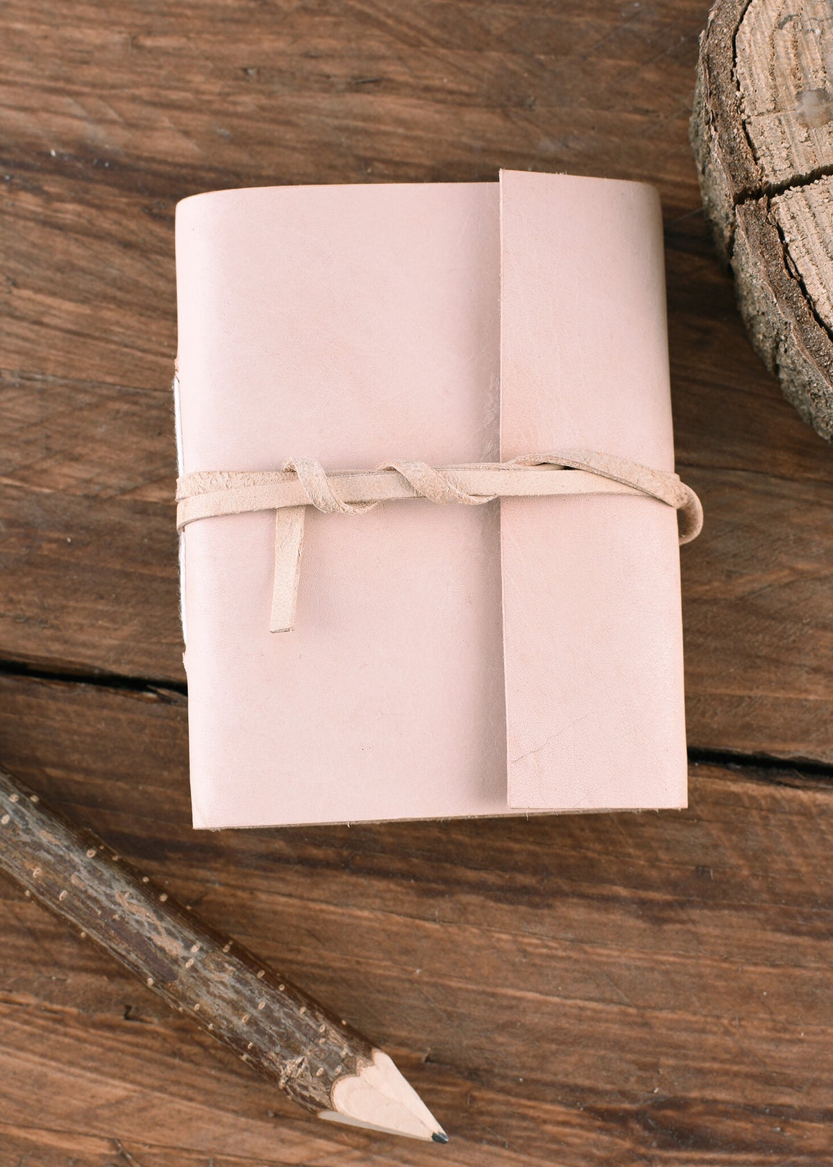 Liten anteckningsbok med läderomslag